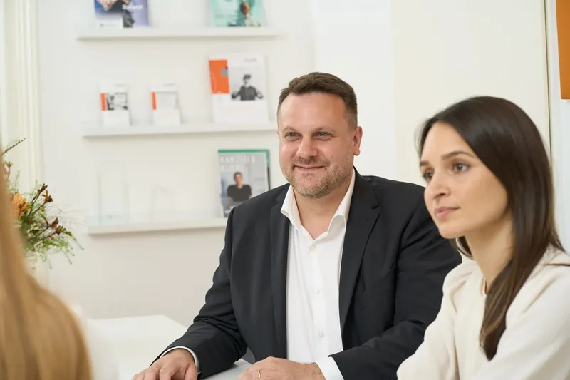 Foto Rechtsanwalt mit einer Kollegin im Gespräch über den Schutz einer Erfindung als Gebrauchsmuster