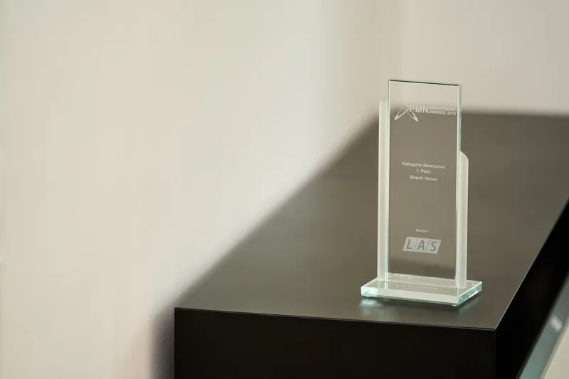 Foto der Trophäe des PMN Management Awards 2019 in der Kategorie Newcomer in den Räumen der Kanzlei