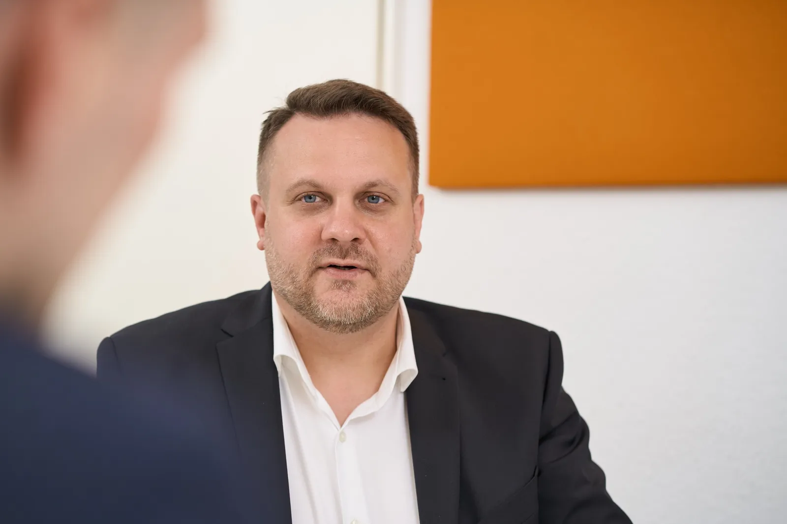 Foto Rechtsanwalt im Beratungsgespräch über die Wahl des passenden Schutzrechts