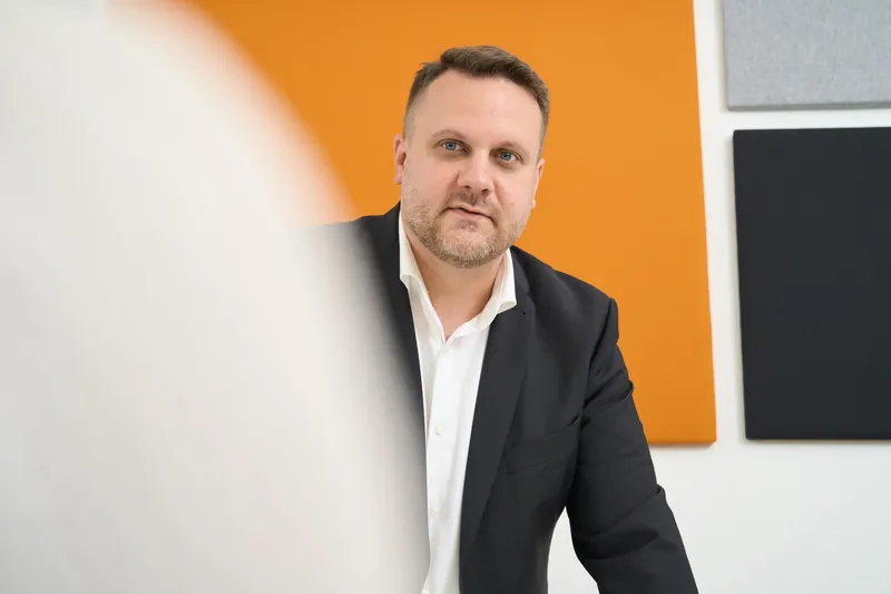 Foto Rechtsanwalt im Besprechungsraum der Kanzlei in Hamburg – Beratung zur Designanmeldung