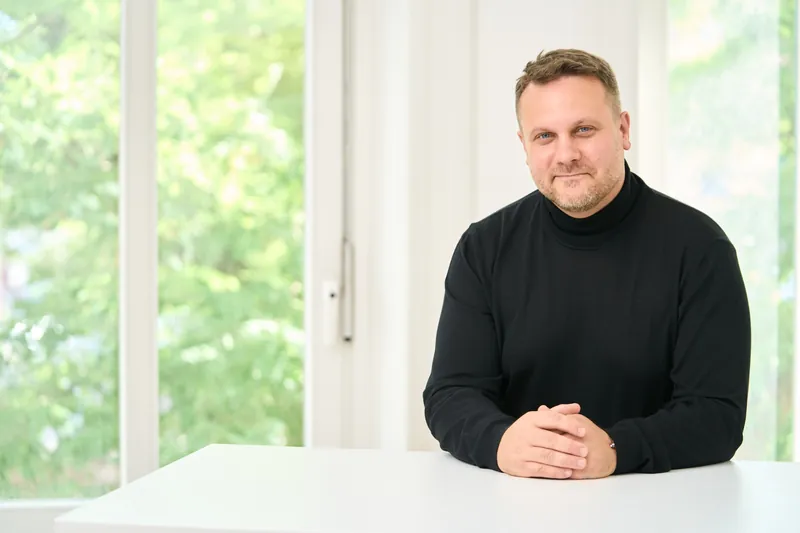 Foto Rechtsanwalt, Fachanwalt für gewerblichen Rechtsschutz, am Besprechungstisch der Kanzlei – Designanmeldung