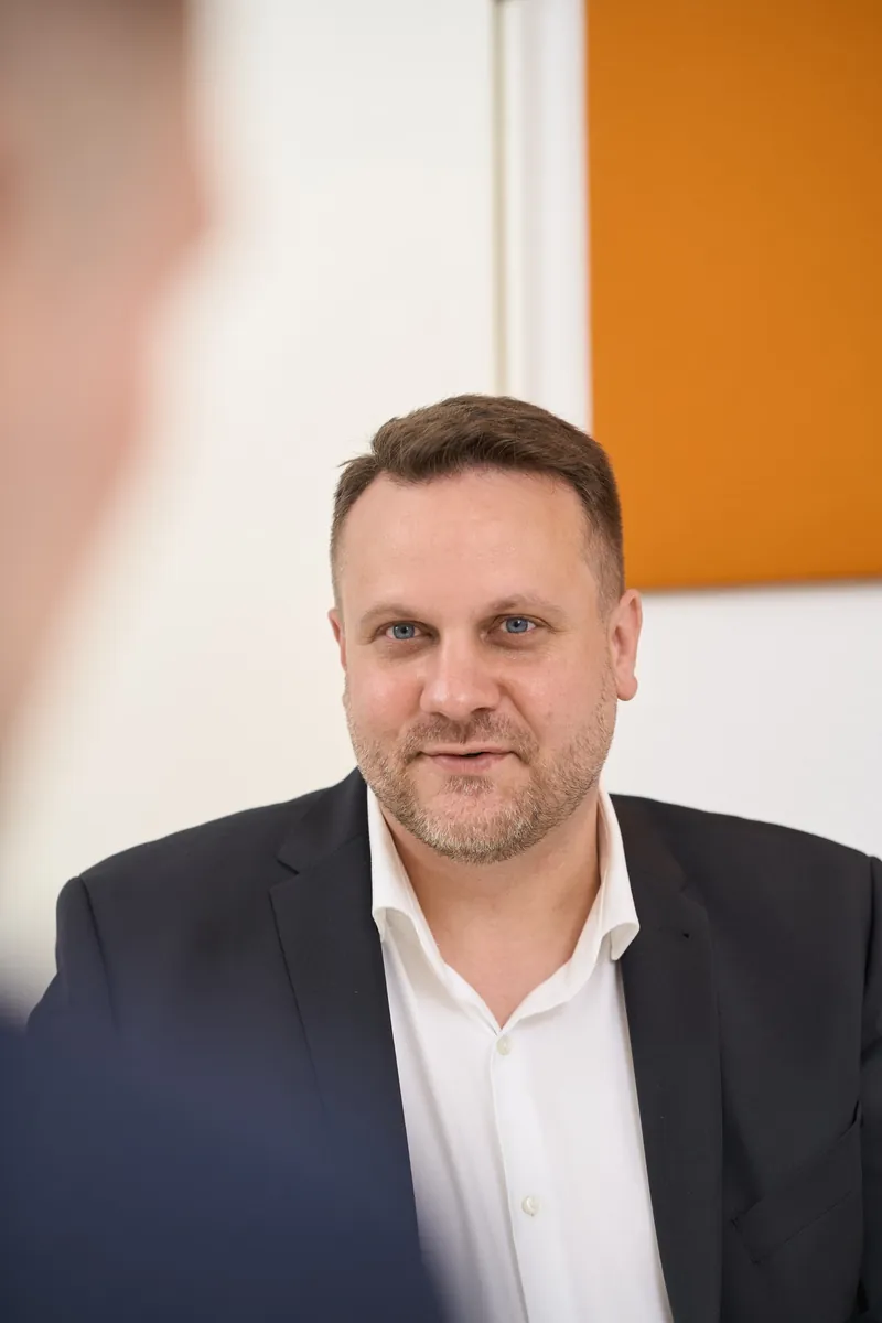Foto Rechtsanwalt hört im Mandantengespräch zu – Designanmeldung durch spezialisierte Fachanwaltskanzlei